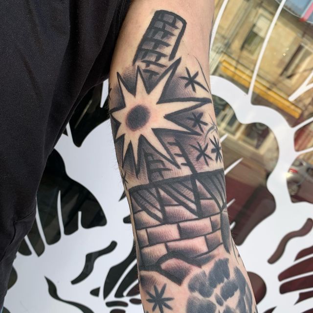 Good progression on @vgx3000 arm’s from the last weeks. One session to finish the full cover/filler tattoo with a big line. I really would like to do more stuffs like that. I got few projects already visible in my posts and in my highlights. It go fast and heal perfectly and I’m absolutely sure it gonna stand in the time! 
🏭🏭🏭🏭🏭🏭🏭🏭🏭🏭🏭
Next availability for may and June between #bordeaux @lepicerietattoo #strasbourg @neoncobratattoo and #rennes @spirit.tattoo.rennes 
I’m planning to get a #campingcar #asap to be more on the road so let’s pray the tattoo gods to cross your path this summer!
🌞🌞🌞🌞🌞🌞🌞🌞🌞🌞🌞
#factorytattoo #factorytattoos #bold #boldlines #boldlinetattoo #boldline #biglinetattoo #biglines #magnumlines #magline #magnumlining #molotovcocktail