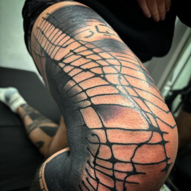 Weird ornament for the good Medhi! What a pleasure to work on new stuff, total improvisation! Thanks for your total trust again!!! Done during my last guest in #brussels #bruxelles at the holy temple @atome22_tattoo_piercing 
@lepicerietattoo 
@noir_tattoo_fribourg 
@spirit.tattoo.rennes 
#abstract #abstracttattoo #abstracttattoos #abstracttattoosubmission #abstracttattooing #weirdtattoo #ornamentaltattoo